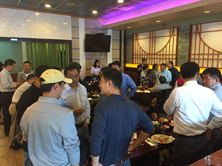 专家们相谈甚欢，直到傍晚时分，仍不舍离去