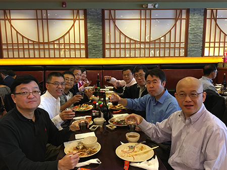 已回国创业的王耀林博士（左1）、杜武博士（右2）和同桌专家分享创业点滴